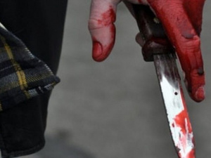 Хотел разобраться: в Мариуполе мужчина изрезал ножом семейную пару