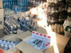 Изъято товара на 600 тыс. грн: на Донетчине организовали незаконную торговлю алкоголем и сигаретами (ФОТО)