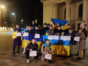 Мариупольцы в центре города собрались на акцию в поддержку Украины