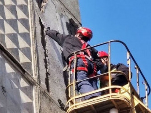 В Мариуполе спасатели демонтировали с фасадов трех зданий опасные элементы