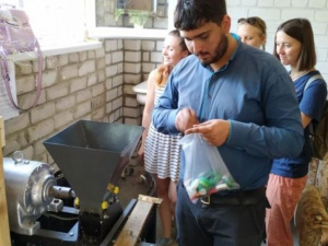 Горшки, фонари и картины из отходов: в Донбассе школьники дают пластику вторую жизнь (ВИДЕО)