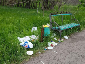 Мариупольцы превратили Аллею детям войны в мусорную свалку (ФОТОФАКТ)