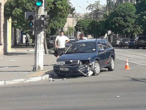 В центре Мариуполя маршрутка столкнулась с автомобилем (ФОТО)