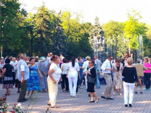 Мариупольские пенсионеры танцами «встряхнули» Городской сад (ФОТО+ВИДЕО)