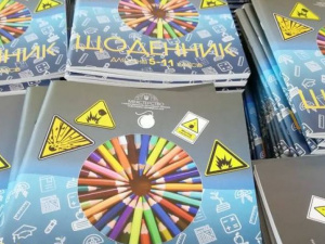 Осторожно, мины: в поселках под Мариуполем школьники получили специальные дневники и раскраски (ФОТО)