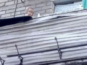 В Мариуполе спасли двухлетнюю девочку, сидевшую на парапете многоэтажки (ФОТО + ВИДЕО)