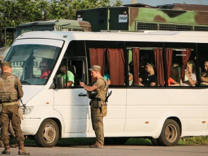 На дороге у Мариуполя силовики задержали сильно нервничавшего мужчину (ФОТО)