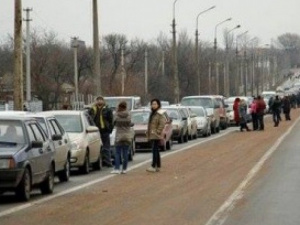 «Даже спокойной ночи не пожелали»: на КПП на Донбассе сегодня ночевало 70 машин