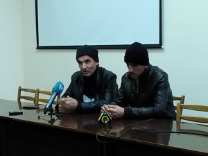 Депортированные из РФ таджик и узбек заблудились в Мариуполе (ФОТО)