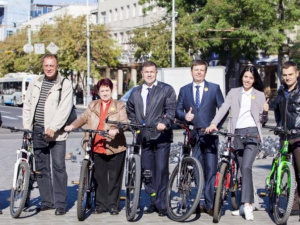 Депутаты и чиновники Мариуполя сменили автомобили на велосипеды (ФОТО)