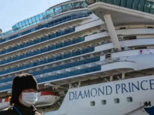 Коронавирус: с карантинного лайнера Diamond Princess сошли первые пассажиры