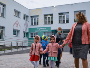 Современные и комфортные: в Мариуполе обновляют детские сады