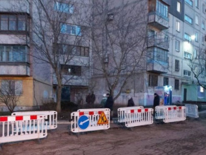 В Мариуполе меняют старые водопроводные трубы на пластиковые