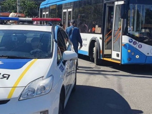 В Мариуполе троллейбус сбил пешехода: пострадавший госпитализирован (ФОТО)