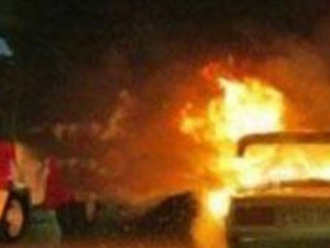 В Мариуполе ночью загорелись автомобиль и кафе