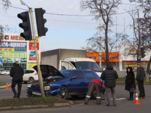 В Мариуполе иномарка сбила светофор (ФОТО)