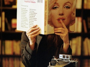 В Мариуполе блондинок и брюнеток приглашают в библиотеку на гламурную вечеринку