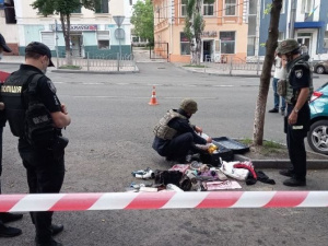 В центре Мариуполя обнаружили подозрительный чемодан: на месте работали взрывотехники