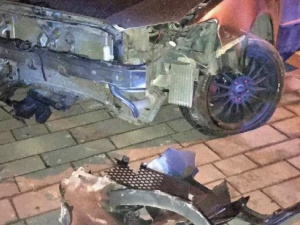 В Мариуполе легковушки снесли металлические ограждения и дорожный знак
