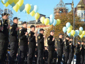 В Мариуполе более 50 курсантов получили полицейские жетоны (ФОТО)