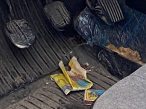 Спрятал у педалей: в Мариуполе водителя легковушки задержали с наркотиком (ФОТО)