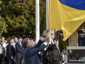 Дочь убитого депутата из Донетичны вместе с Президентом подняла флаг Украины