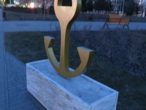 Золотой символ Мариуполя в центре города преобразился из-за вандалов (ФОТОФАКТ)