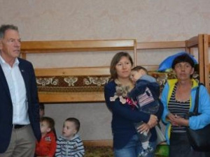 Депутаты Европарламента зашли в гости к переселенцам в Мариуполе (ФОТО)