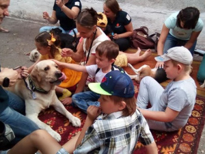 В Мариуполе мопсы и лабрадоры помогают детям адаптироваться к жизни (ФОТО)