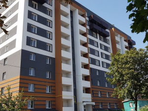 Новый дом для работников СБУ в Мариуполе обнесли забором