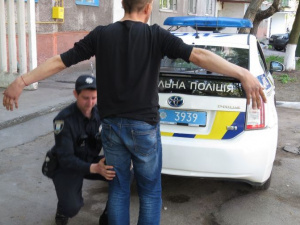 В мариупольском дворе заместитель мэра стал свидетелем «спецоперации» полиции (ФОТО+ВИДЕО)