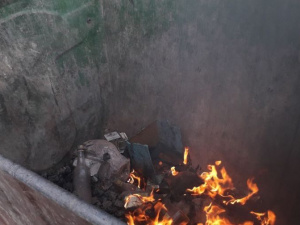 Мариуполец поджег мусорные контейнеры горящей золой (ФОТО)