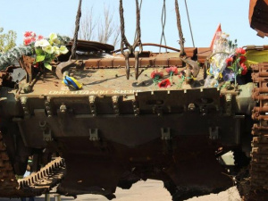 Из подбитого украинского танка в Донецкой области создадут памятник (ФОТО)