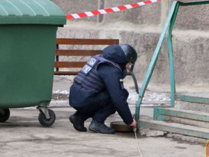 В Мариуполе во дворе многоэтажки нашли противотанковую мину (ФОТО)