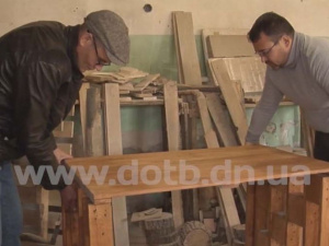Переселенцы в Мариуполе создают мебель, ремонтируют автомобили и шьют обувь (ВИДЕО)