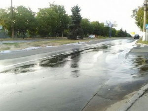 Остановите воду! В частном секторе Мариуполя рекой льется вода (ВИДЕО)