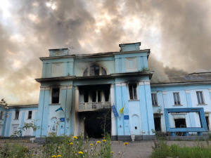 Окупанти знищили Палац культури в Часовому Ярі, де місцеві отримували гуманітарку