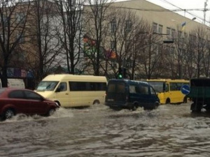 В Мариуполе боролись с последствиями проливного дождя