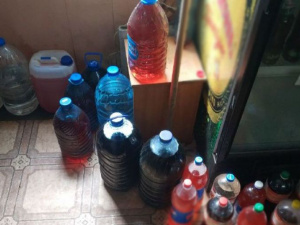 В Мариуполе сбывали неизвестную жидкость под видом алкоголя (ФОТО)