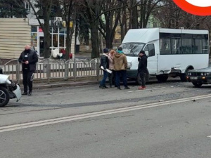 В Мариуполе в результате аварии легковушка отлетела в автобус