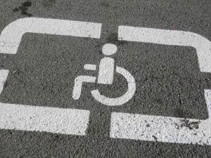 Мариупольские предприятия будут штрафовать за отсутствие парковки для лиц с инвалидностью (ФОТО)