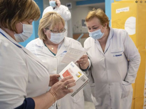 Помощь Фонда Рината Ахметова уже в Мариуполе: в город прибыло 15 тысяч экспресс-тестов для выявления коронавируса