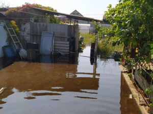 Сотни кубометров дождевой воды откачали из частного двора под Мариуполем
