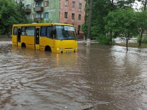 В Мариуполе разбушевалась стихия: улицы города подтоплены, дождь идет даже в супермаркетах (ФОТО+ВИДЕО)