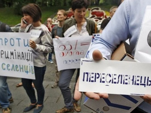 Проверки переселенцам из Донбасса отменили, но без них перестали оформляться выплаты