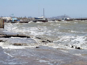 Азовское море вышло из берегов. На побережье Мариуполя бушует шторм (ФОТО+ВИДЕО)