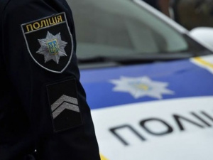 Мариупольчанин пытался взломать автомобиль, но не справился и просил помощи у бабушек (ВИДЕО)