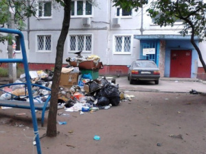 Мариупольцы просят убрать мусор с детских площадок мкр «Восточный»