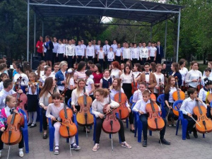 В центре Мариуполя сотни юных музыкантов исполнили гимн Евросоюза во имя мира (ФОТО+ВИДЕО)