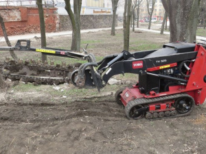 В Мариуполе пилят землю на центральной площади города (ФОТОФАКТ)